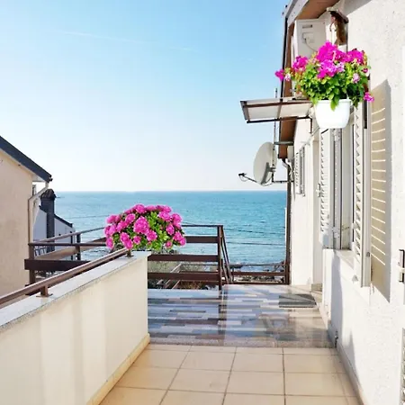 Mit Zwei Schlafzimmern Und Meerblick In By Interhome *