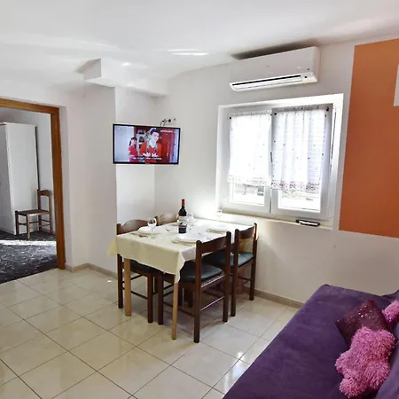 Mit Zwei Schlafzimmern Und Meerblick In By Interhome Apartment