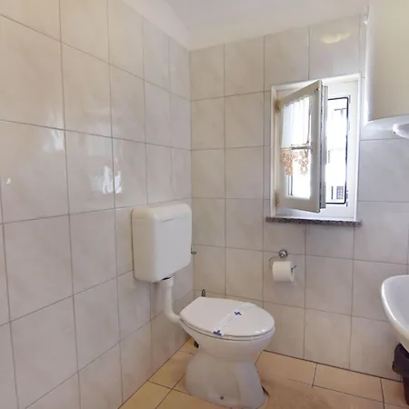 Mit Zwei Schlafzimmern Und Meerblick In By Interhome Apartment