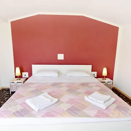 Apartment Mit Zwei Schlafzimmern Und Meerblick In By Interhome *