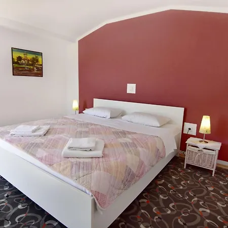 Mit Zwei Schlafzimmern Und Meerblick In By Interhome
