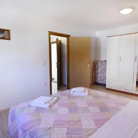 Mit Zwei Schlafzimmern Und Meerblick In By Interhome Apartment *