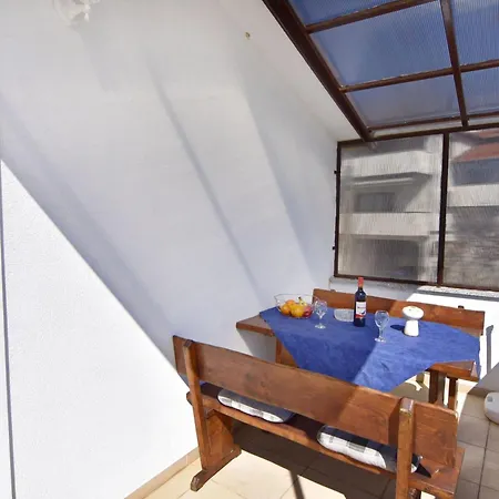 Mit Zwei Schlafzimmern Und Meerblick In By Interhome Apartment Zambratija (Istria)