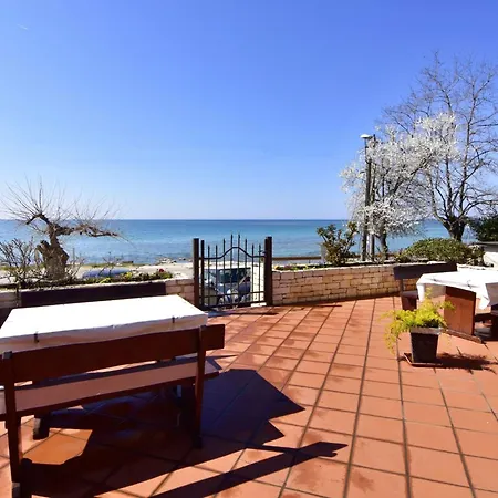Apartment Mit Zwei Schlafzimmern Und Meerblick In By Interhome *